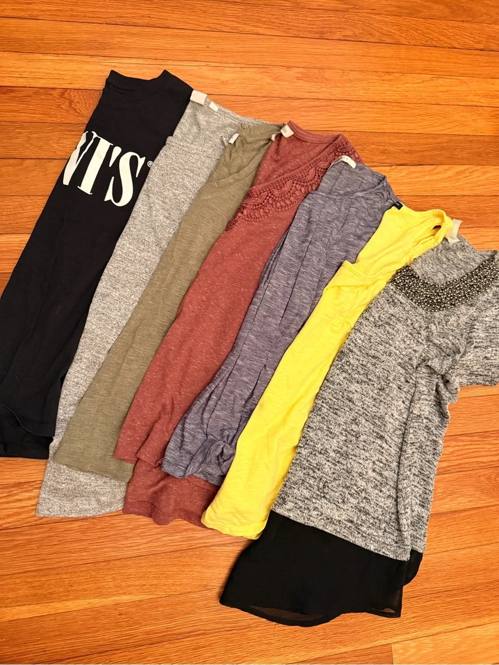 7 Women’s sleeveless and short sleeves basics Tops Bundle S/M